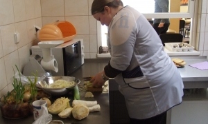 Uczestniczka Beatka przygotowuje produkty