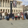 Uczestnicy wycieczki przed Teatrem Wielkim w Łodzi