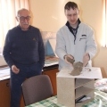 Uczestnik i terapeuta prezentują pracę rzeźbiarską
